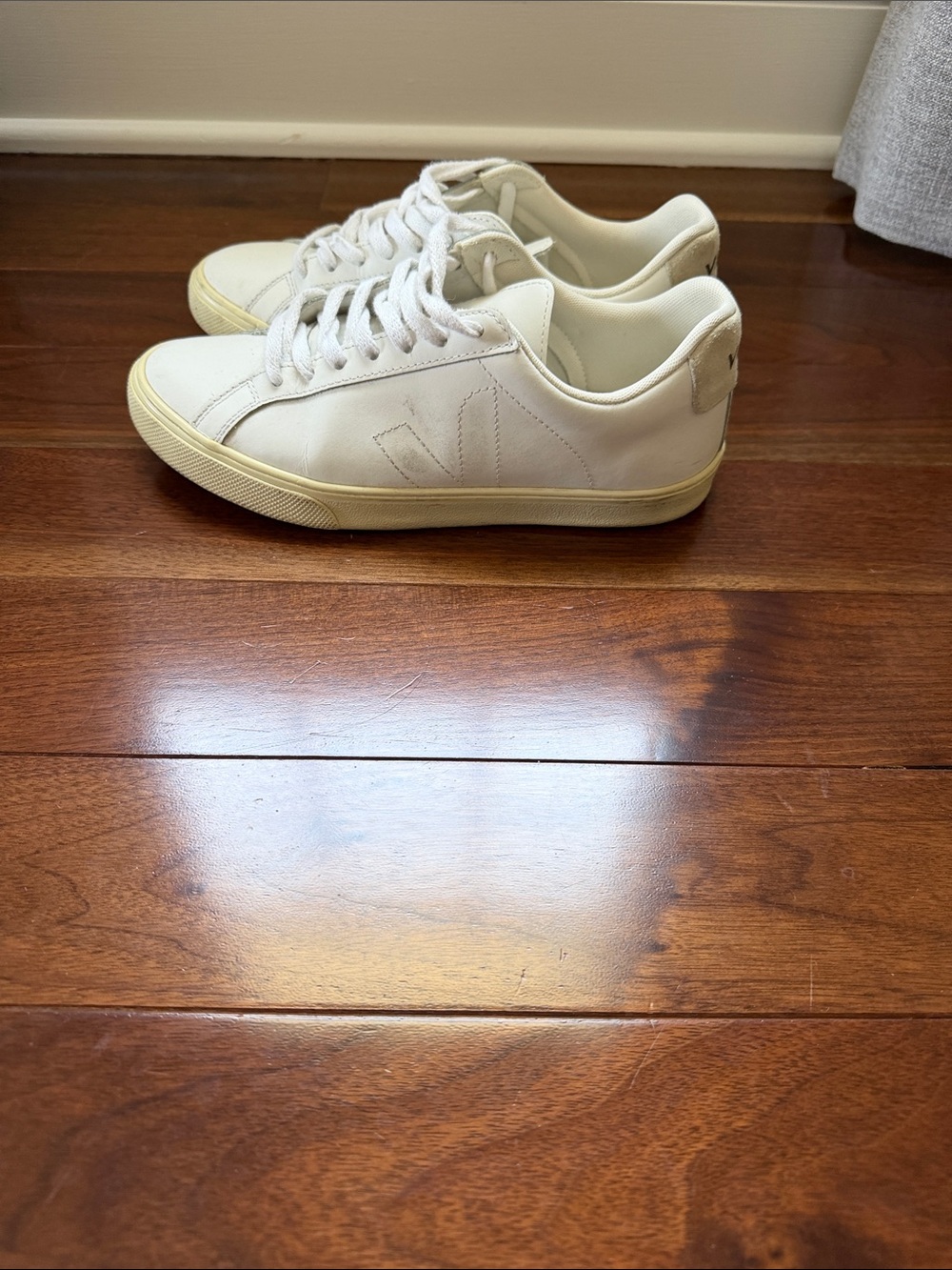Veja White Low-Top Sneakers with Subtle Logo - Picture 2 of 7